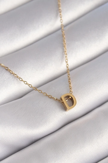 Ein Bekleidungsmodell aus dem Großhandel trägt  Damenhalskette Aus 316L-Stahl Mit Goldfarbenem Minimal-Buchstaben „D“.
, türkischer Großhandel Halskette von Ebijuteri