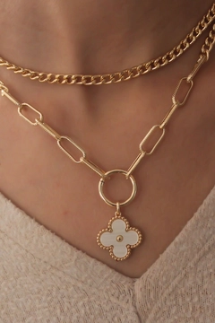 Bir model, Ebijuteri toptan giyim markasının 40069 - Necklace - Gold toptan Kolye ürününü sergiliyor.