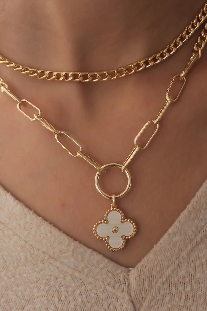 Een kledingmodel uit de groothandel draagt 40069 - Necklace - Gold, Turkse groothandel Halsketting van Ebijuteri