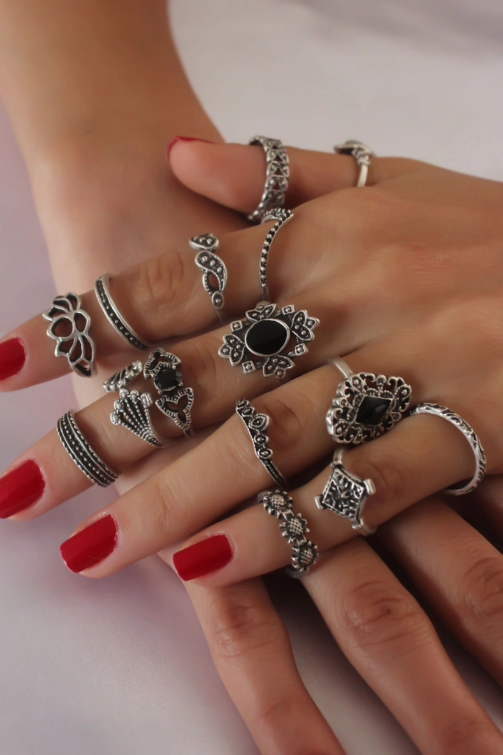 Ein Bekleidungsmodell aus dem Großhandel trägt 40109 - Ring Set - Silver, türkischer Großhandel Ring von Ebijuteri