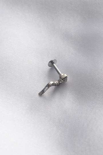 Bir model, Ebijuteri toptan giyim markasının  316L Cerrahi Çelik Piercing - Gümüş
 toptan Piercing ürününü sergiliyor.