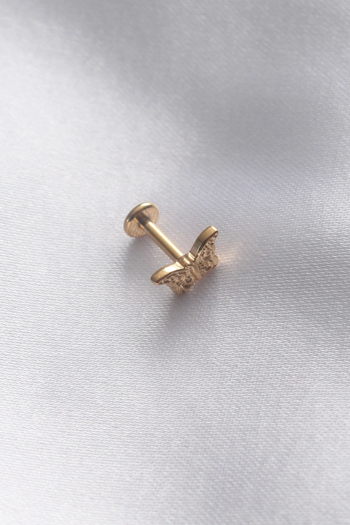 A wholesale clothing model wears 40579 - 316L Surgical Steel Piercing - Gold, Turkish wholesale Piercing of Ebijuteri