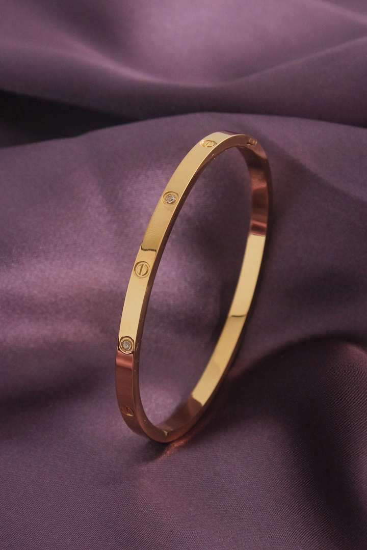 Una modella di abbigliamento all'ingrosso indossa 41195 - Steel Bracelet - Gold, vendita all'ingrosso turca di Braccialetto di Ebijuteri