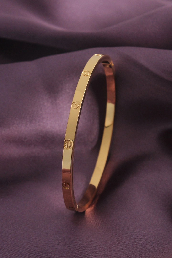 A wholesale clothing model wears 41199 - Steel Bracelet - Gold, Turkish wholesale Bracelet of Ebijuteri