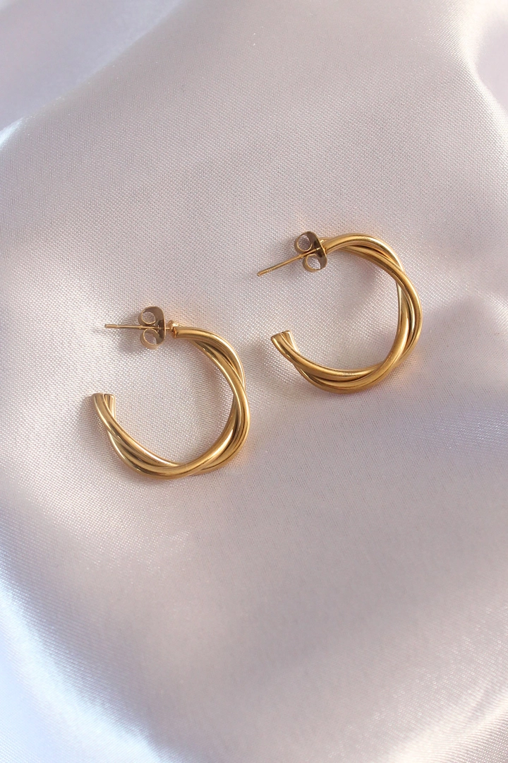 A wholesale clothing model wears 41243 - Steel Earring - Gold, Turkish wholesale Earring of Ebijuteri