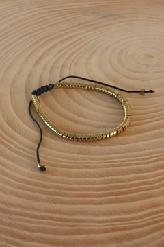 Ein Bekleidungsmodell aus dem Großhandel trägt 42807 - Bracelet - Yellow, türkischer Großhandel Armband von Ebijuteri