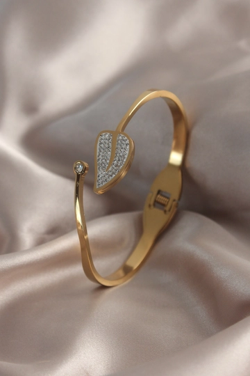 A wholesale clothing model wears  Steel Clamp - Gold
, Turkish wholesale Bracelet of Ebijuteri