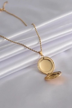 Een kledingmodel uit de groothandel draagt 46938 - Steel Necklace - Gold, Turkse groothandel Halsketting van Ebijuteri
