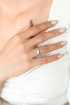 Bir model, Ebijuteri toptan giyim markasının 14810 - Adjustable Ring With Zircon - Silver toptan Yüzük ürününü sergiliyor.
