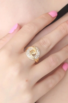 Bir model, Ebijuteri toptan giyim markasının 15594 - Adjustable Ring With Zircon - Gold toptan Yüzük ürününü sergiliyor.
