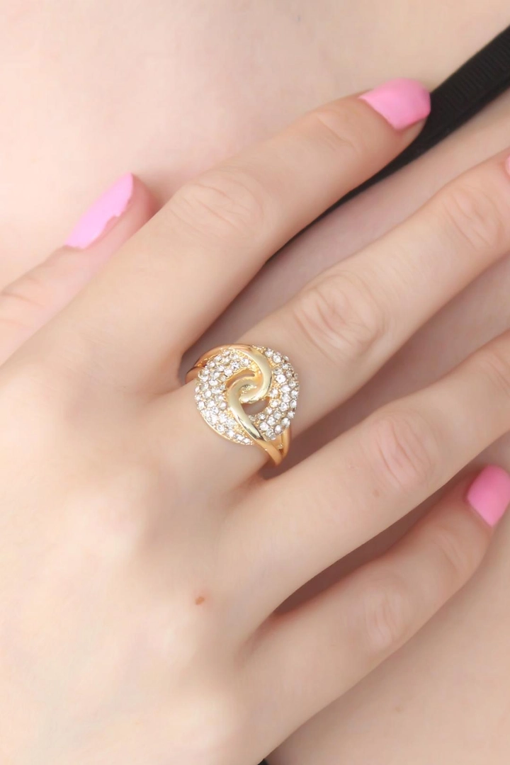 Bir model, Ebijuteri toptan giyim markasının 15594 - Adjustable Ring With Zircon - Gold toptan Yüzük ürününü sergiliyor.