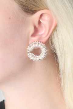 Een kledingmodel uit de groothandel draagt 20654 - Earring With Pearl - Silver And White, Turkse groothandel Oorbel van Ebijuteri