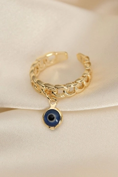 Una modella di abbigliamento all'ingrosso indossa 20687 - Adjustable Ring With Blue Eye - Gold, vendita all'ingrosso turca di Squillo di Ebijuteri