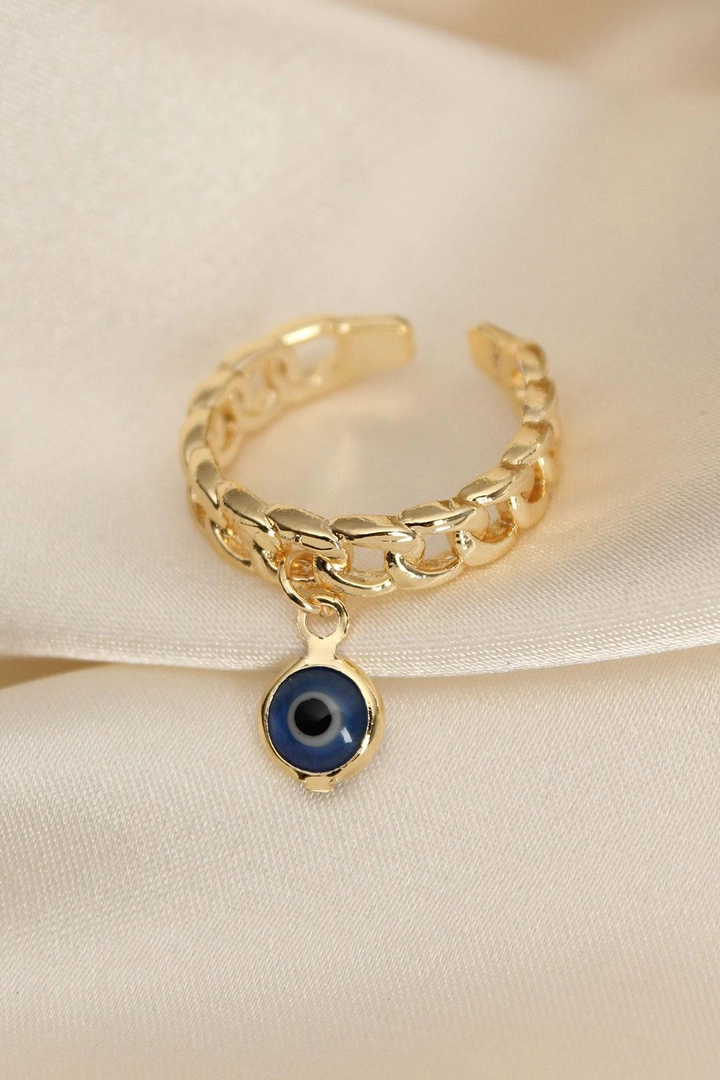 Bir model, Ebijuteri toptan giyim markasının 20687 - Adjustable Ring With Blue Eye - Gold toptan Yüzük ürününü sergiliyor.