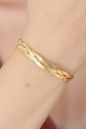 Ein Bekleidungsmodell aus dem Großhandel trägt  Stahlarmband - Gold
, türkischer Großhandel Armband von Ebijuteri