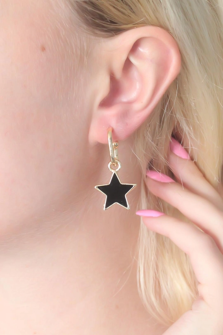 A wholesale clothing model wears 20784 - Earring - Black And Gold, Turkish wholesale Earring of Ebijuteri