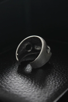 Bir model, Ebijuteri toptan giyim markasının 20883 - Adjustable Ring - Silver toptan Yüzük ürününü sergiliyor.