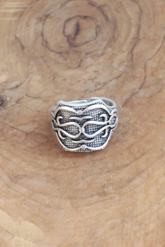 A wholesale clothing model wears 21057 - Adjustable Ring - Silver, Turkish wholesale Ring of Ebijuteri