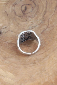 Ein Bekleidungsmodell aus dem Großhandel trägt 21057 - Adjustable Ring - Silver, türkischer Großhandel Ring von Ebijuteri