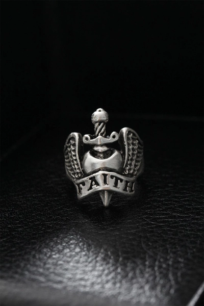 A model wears 21091 - Adjustable Ring - Silver, wholesale Ring of Ebijuteri to display at Lonca