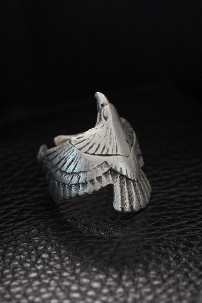 A model wears 21097 - Adjustable Ring - Silver, wholesale Ring of Ebijuteri to display at Lonca