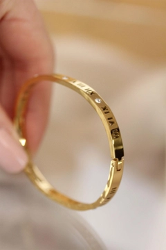 Una modella di abbigliamento all'ingrosso indossa 21240 - Steel Bracelet - Gold, vendita all'ingrosso turca di Braccialetto di Ebijuteri