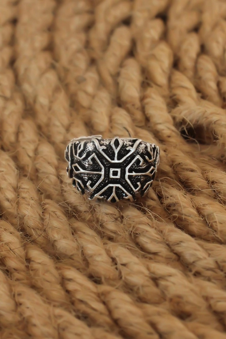 A wholesale clothing model wears 21792 - Adjustable Ring - Silver, Turkish wholesale Ring of Ebijuteri