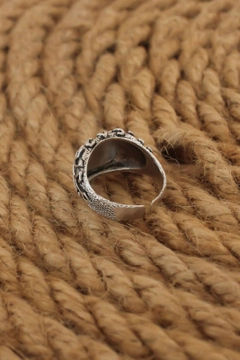 Bir model, Ebijuteri toptan giyim markasının 21792 - Adjustable Ring - Silver toptan Yüzük ürününü sergiliyor.