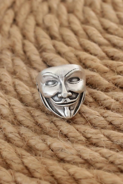 A model wears 21794 - Adjustable Ring - Silver, wholesale Ring of Ebijuteri to display at Lonca