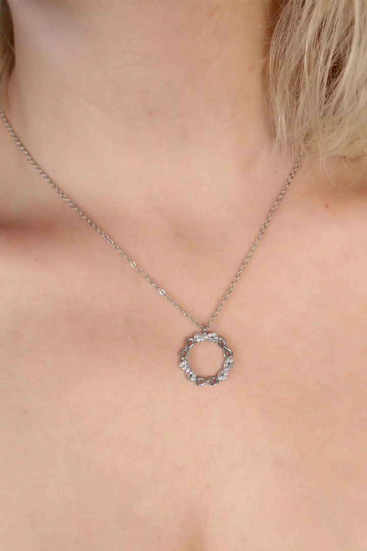 Bir model, Ebijuteri toptan giyim markasının 30879 - Necklace With Zircon - Silver toptan Kolye ürününü sergiliyor.