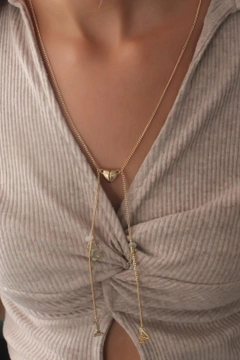 Una modella di abbigliamento all'ingrosso indossa 31579 - Magnetic Wireless Headphone Holder Necklace - Gold, vendita all'ingrosso turca di Collana di Ebijuteri