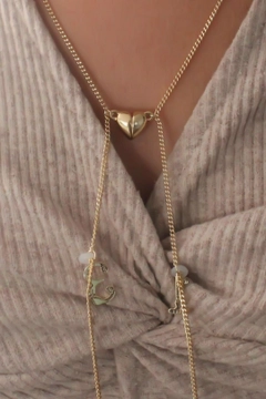 Een kledingmodel uit de groothandel draagt 31579 - Magnetic Wireless Headphone Holder Necklace - Gold, Turkse groothandel Halsketting van Ebijuteri