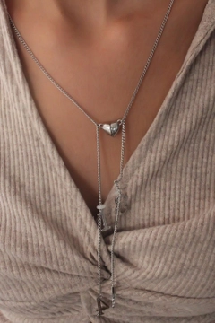Ein Bekleidungsmodell aus dem Großhandel trägt 31580 - Magnetic Wireless Headphone Holder Necklace - Silver, türkischer Großhandel Halskette von Ebijuteri
