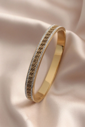 Ein Bekleidungsmodell aus dem Großhandel trägt  Stahlarmband - Gold
, türkischer Großhandel Armband von Ebijuteri