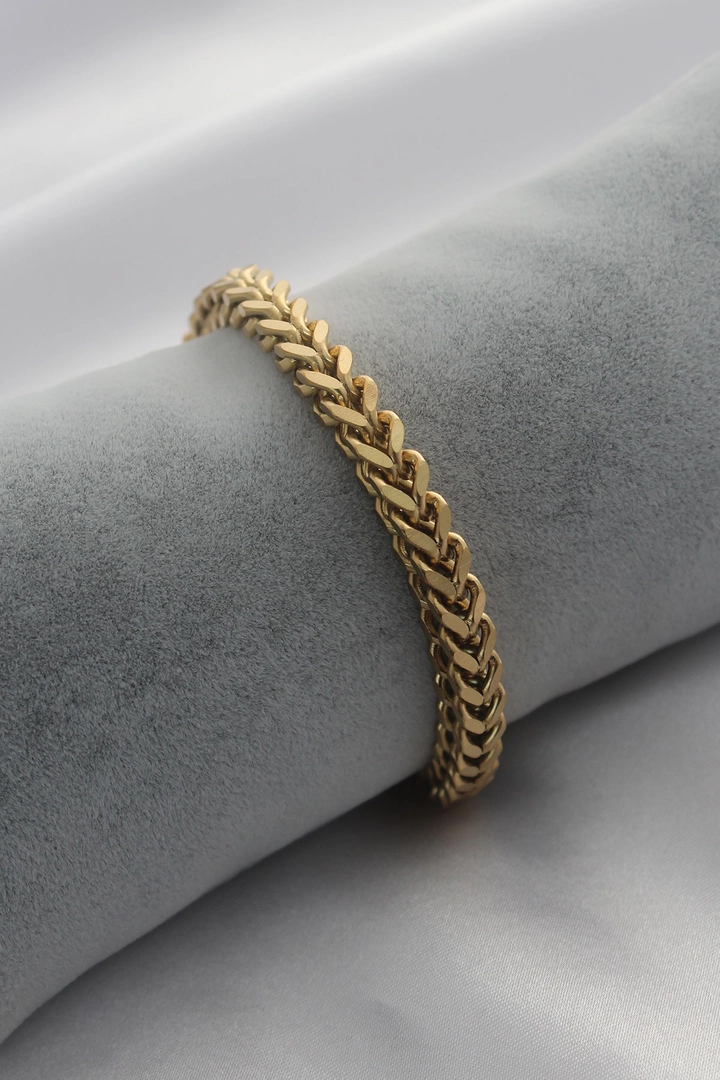 Una modella di abbigliamento all'ingrosso indossa 34873 - Steel Bracelet - Gold, vendita all'ingrosso turca di Braccialetto di Ebijuteri