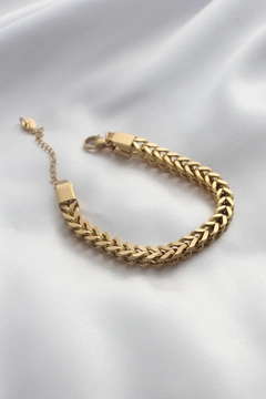 Bir model, Ebijuteri toptan giyim markasının 34873 - Steel Bracelet - Gold toptan Bileklik ürününü sergiliyor.