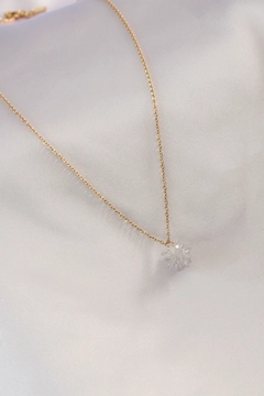Een kledingmodel uit de groothandel draagt 34884 - Steel Necklace - Gold, Turkse groothandel Halsketting van Ebijuteri