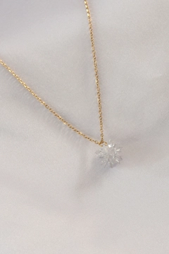 Een kledingmodel uit de groothandel draagt 34884 - Steel Necklace - Gold, Turkse groothandel Halsketting van Ebijuteri