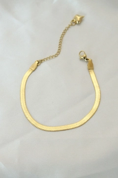 Bir model, Ebijuteri toptan giyim markasının 34839 - Steel Bracelet - Gold toptan Bileklik ürününü sergiliyor.