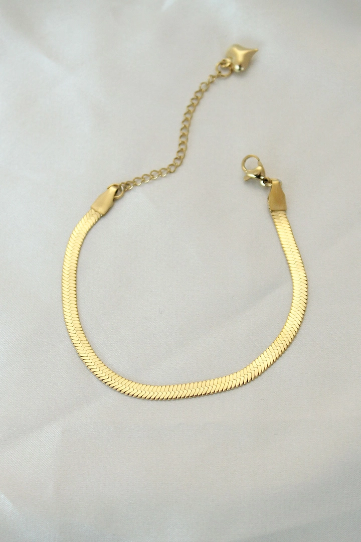 Una modelo de ropa al por mayor lleva 34839 - Steel Bracelet - Gold, Pulsera turco al por mayor de Ebijuteri