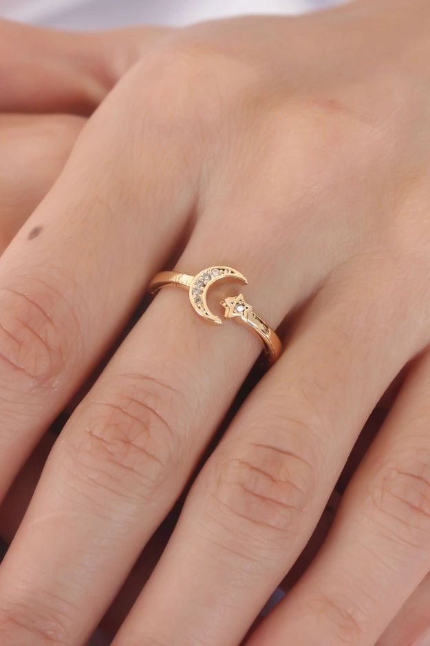 A model wears 37159 - Ring - Gold, wholesale Ring of Ebijuteri to display at Lonca