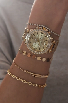 Ένα μοντέλο χονδρικής πώλησης ρούχων φοράει 39308 - Watch And Bracelet Set - Gold, τούρκικο Σετ χονδρικής πώλησης από Ebijuteri