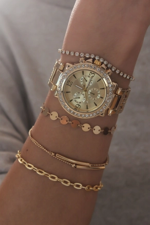 A model wears 39308 - Watch And Bracelet Set - Gold, wholesale undefined of Ebijuteri to display at Lonca