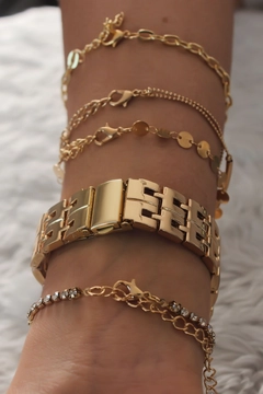 Una modelo de ropa al por mayor lleva 39308 - Watch And Bracelet Set - Gold, Conjunto turco al por mayor de Ebijuteri