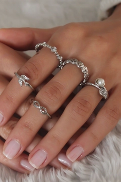 Ein Bekleidungsmodell aus dem Großhandel trägt 39556 - Ring Set - Silver, türkischer Großhandel Ring von Ebijuteri