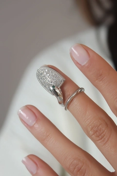 Bir model, Ebijuteri toptan giyim markasının 39571 - Nail Ring - Silver toptan Yüzük ürününü sergiliyor.