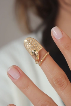 A wholesale clothing model wears 39572 - Nail Ring - Gold, Turkish wholesale Ring of Ebijuteri