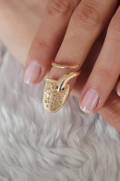 Ένα μοντέλο χονδρικής πώλησης ρούχων φοράει 39572 - Nail Ring - Gold, τούρκικο Δαχτυλίδι χονδρικής πώλησης από Ebijuteri