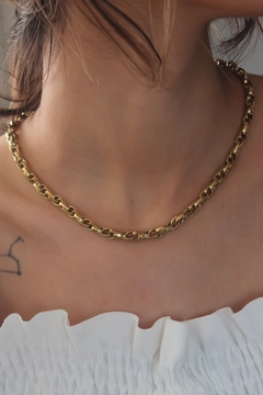 Um modelo de roupas no atacado usa 39506 - Steel Necklace - Gold, atacado turco Colar de Ebijuteri