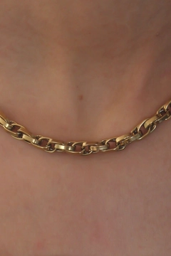 Een kledingmodel uit de groothandel draagt 39506 - Steel Necklace - Gold, Turkse groothandel Halsketting van Ebijuteri